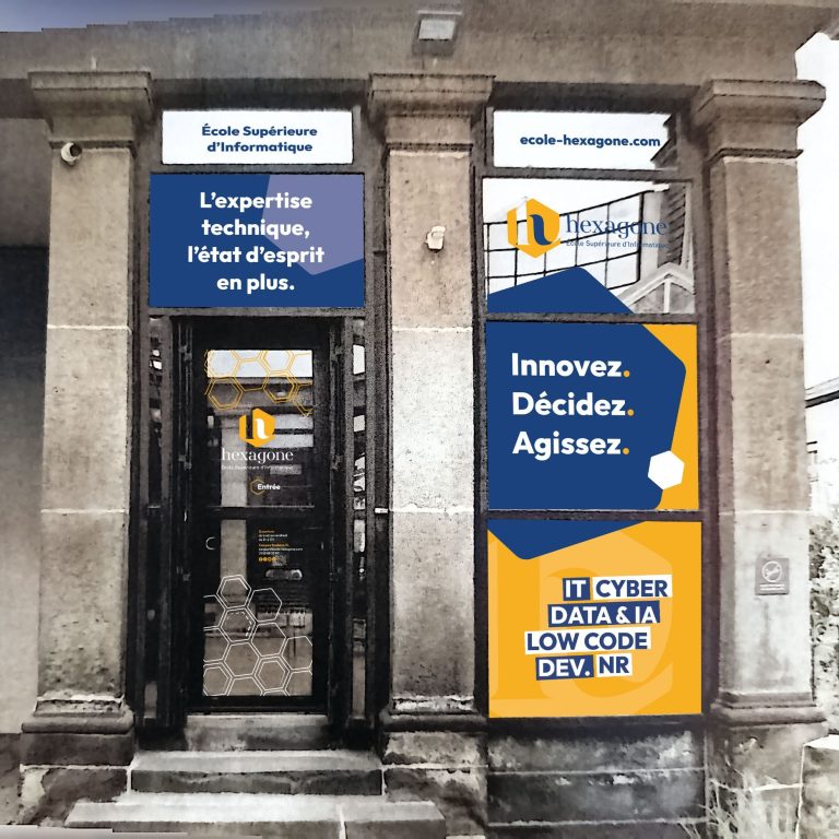 Façade d'un bâtiment avec des panneaux publicitaires en couleur, incitant à l'innovation.